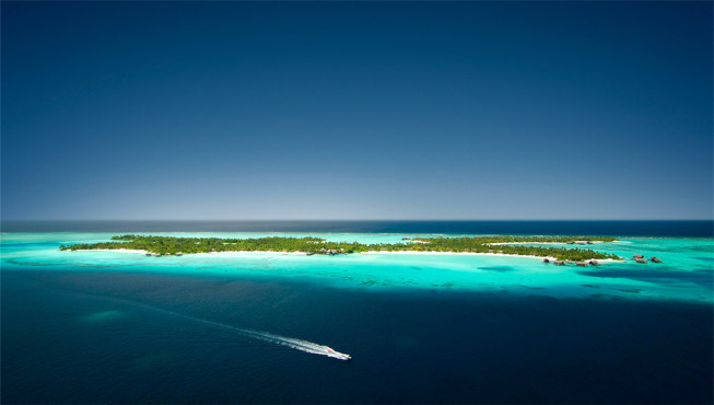 One&Only瑞提拉岛度假村坐落于北马累环礁曾被誉为“国王岛”的大型岛屿上，宛如点缀在绵延珊瑚环礁、清澈环礁湖和白色沙滩间的璀璨宝石。