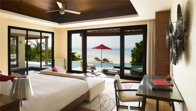 超大落地窗让海岛风情直接从沙滩进入室内，简洁而现代的装饰风格更显经典优雅。