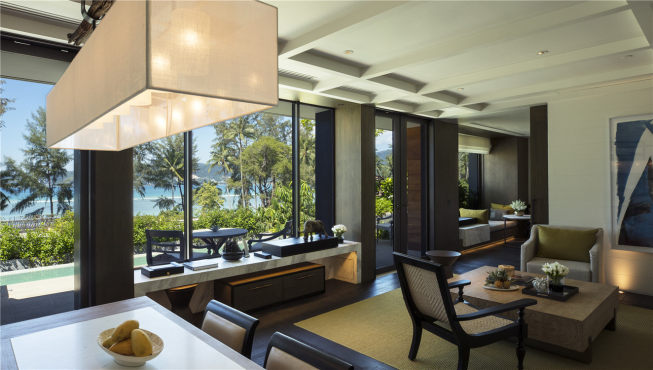 大量的落地玻璃窗将热带景色引入室内，住客安坐室内即可饱览海洋的优雅景致。  