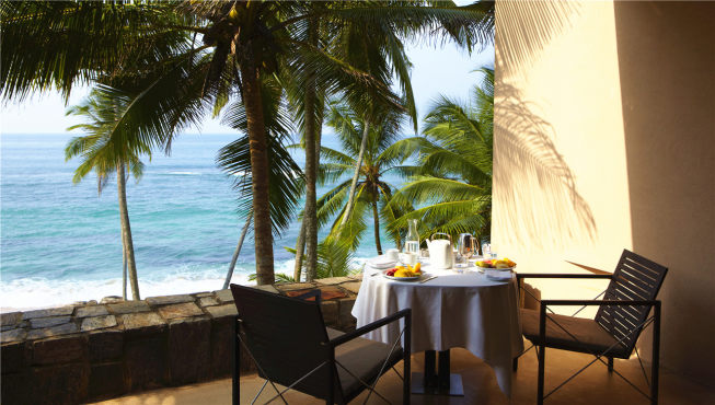 这里的私人露台均设有日光躺椅和室外用餐区，您能在此欣赏远方的美丽棕榈、沙滩和无垠大海。