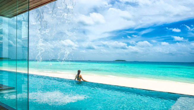 兰达吉拉瓦鲁岛四季度假酒店的水上屋是马尔代夫海边的特色建筑，直接建在蔚蓝透明的海水之上。