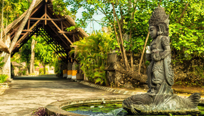 巴厘岛Oberoi位于时尚经典的水明漾海滩，是一座占地十五英亩的热带花园。