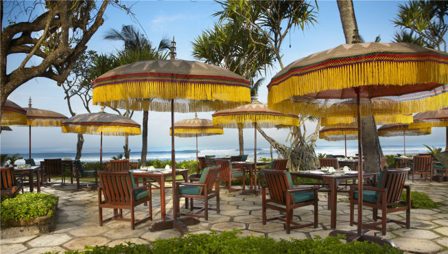 Frangipani Café是品尝海鲜及清单餐点的去处。而作为特色体验之一，餐厅位于沙滩棕榈下的早餐值得尝试。