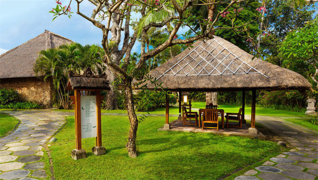 酒店依势而建，采用传统巴厘岛村庄似的建筑风格，由当地的石材和茅草覆顶组成。