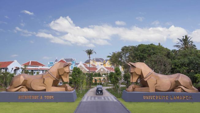 富国岛翡翠湾JW万豪度假酒店正门即是两只JW的标志性吉祥物——脊背犬雕塑。