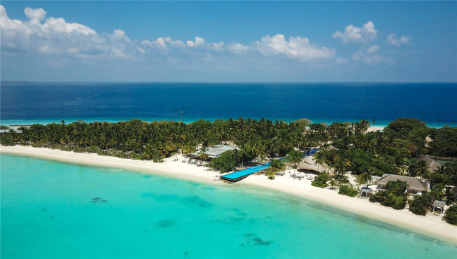 马尔代夫斯卢芬福斯费尔蒙酒店是唯一一家位于原始环礁上的酒店，200米长的泳池非常抢眼