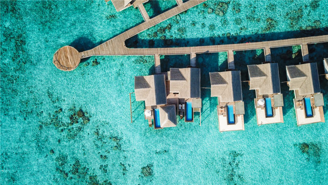 水上沙滩别墅建在碧蓝的海水上，它的特别之处就是，尽管是在水上，它也带有沙滩和泳池，在马尔代夫的房型中也是很罕有的做法