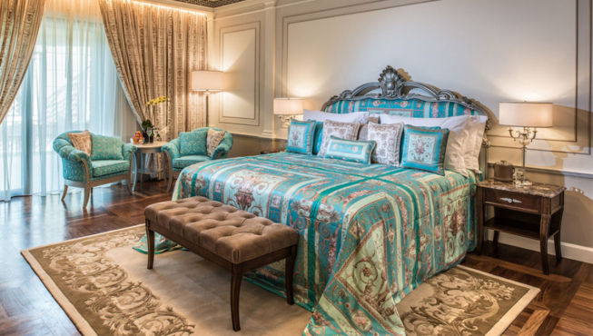 每一间家具和织物都由范思哲为酒店量身打造，甚至特别为此订早了一系列的家私摆设：Versace Home Collection。