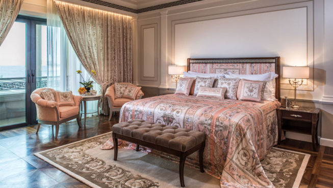 酒店拥有215间客房和套房以及169间公寓，墙身均以不折不扣的手绘意大利图案粉饰。