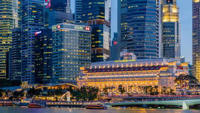 酒店邻近新加坡河岸旁的娱乐场所驳船码头和克拉码头，同时还有文化场所维多利亚剧院和音乐厅，以及新加坡广场。