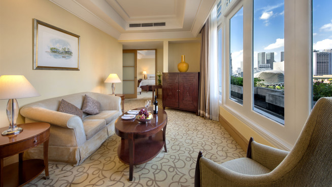酒店拥有400间客房和套房，这些房间或者可俯瞰天井前厅，或者可看到新加坡市区中心的天际线、新加坡河河畔广场、或滨海湾。