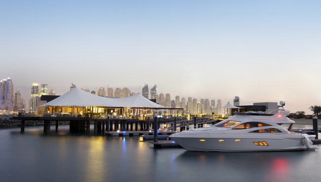 酒店离迪拜港码头和水上冒险乐园十分近，海上游玩、坐游艇出巡，正是消夏的最好去处。