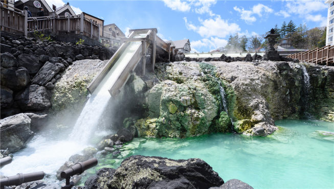 在日本有这样一处温泉，传说“除了相思病，它可包治百病”，这就是“日本三大名泉”之一的草津温泉。