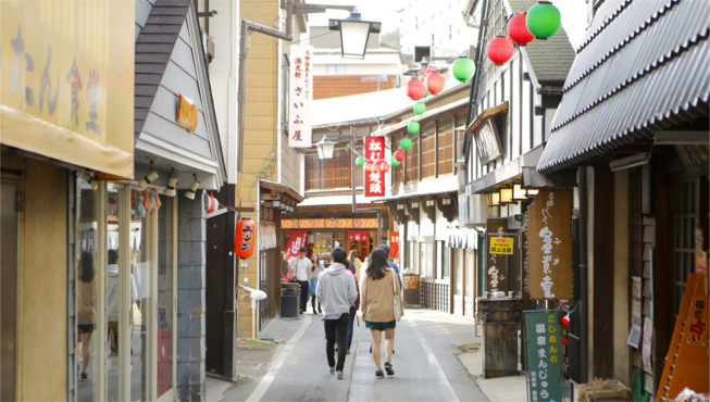 您可以悠然漫步于草津温泉街，感受这处“日本三大名泉”之一的传统魅力！