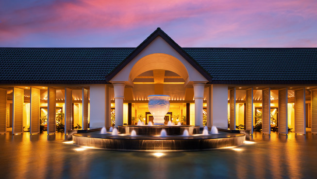 普林斯维尔瑞吉度假酒店位于可爱岛郁郁葱葱的北海岸。