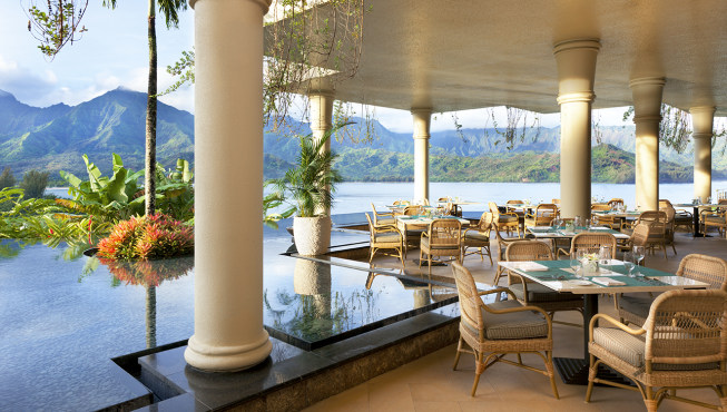 酒店雄踞于宽阔的自然悬崖上，可俯瞰太平洋最难忘的美丽胜景。