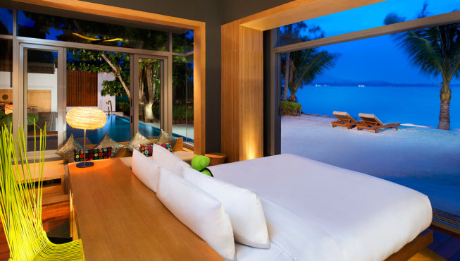 在看得见沙滩风景的房间，领略苏梅岛W酒店带来的无限风光。