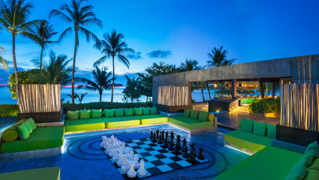 在苏梅岛W酒店的网红WOOBAR，是大家争相打卡拍照留念的地方，闲余时间来下一盘国际象棋也不错哟。