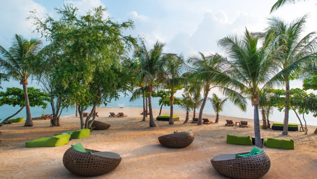 来苏梅岛W酒店，玩转湄南海滩，浅茶色的沙滩，宁静的海面，就这样躺一天也很幸福。