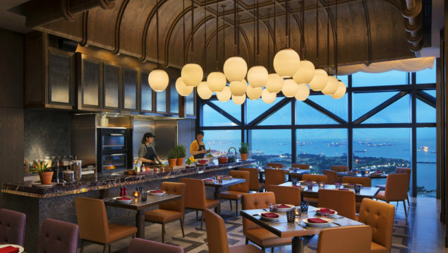 在新加坡安达仕酒店可以享用地道的东南亚美食，这里不按菜系而是按烹饪方式来区分，如：烤，蒸，煮等。