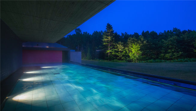 在木林之汤一边仰望繁星，一边放松身心。