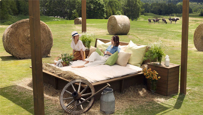 身处户外自然牧场，和可爱的小动物们亲密接触。