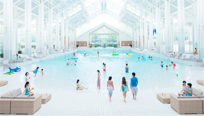在日本最大的波浪泳池室内海滩——微笑海滩，享受欢乐亲子时光。