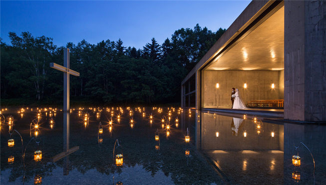 游览人气婚礼地——水之教堂，在水天一色间静静领悟建筑大师安藤忠雄的禅意美学。