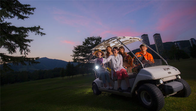 坐上高尔夫球车出发去森林探索吧！幸运的话，有可能会遇见梅花鹿和雪兔。