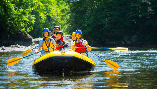 穿上防护服，在清澈的空知川享受自在漂流的闲适与安逸。