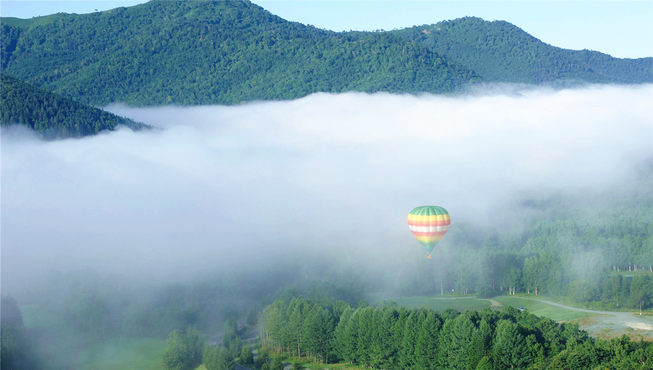 您可以在星野 Tomamu 坐上热气球俯瞰度假村全景，收获完全不同于搭乘飞机的飞行体验。
