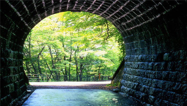 静冈天城山隧道，让人豁然开朗。