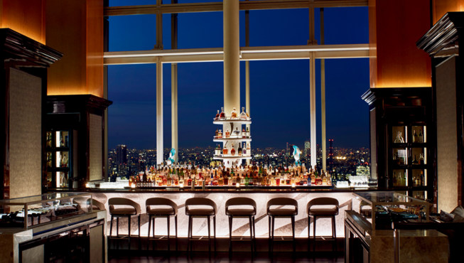 从位于45层的全新Towers现代小酒馆望出去，可以欣赏到东京迷人的夜色。