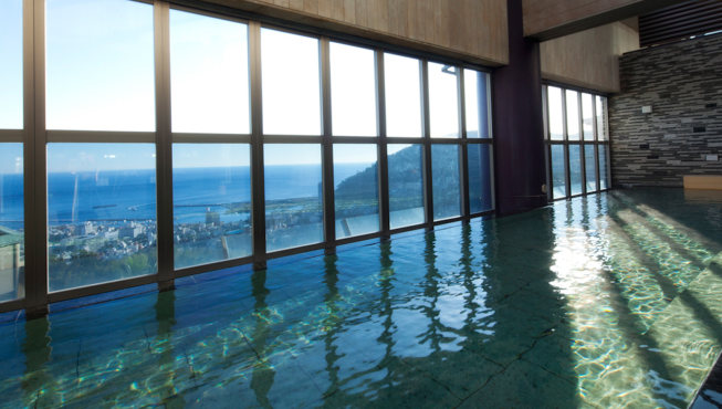 热海的温泉闻名遐迩，相传是日本最知名的德川家康将军的御用温泉。