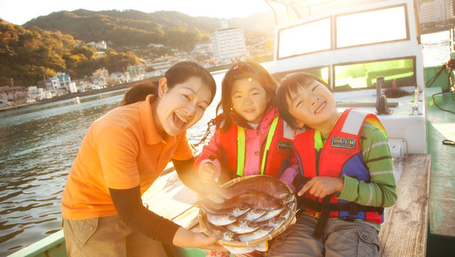 度假村里还有让小朋友们接触自然的钓鱼活动，在酒店人员的陪同下，孩子们玩得不亦乐乎。