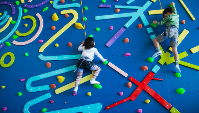 酒店里有高高的攀岩墙了，有安全带和酒店专门人员的保护，这个挑战小朋友们可喜欢了。