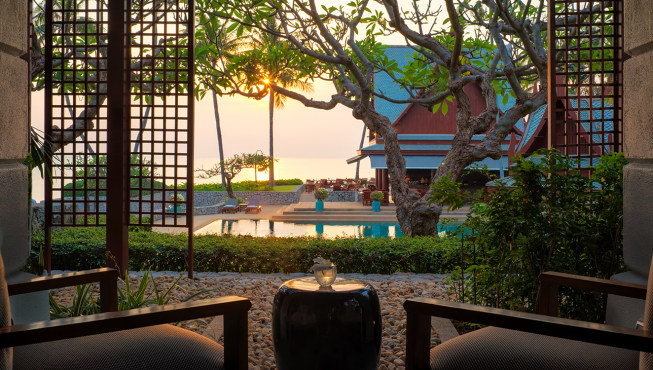宁静高雅的海滨度假别墅坐落于泰国华欣郁郁葱葱的热带花园之中，占地七公顷。