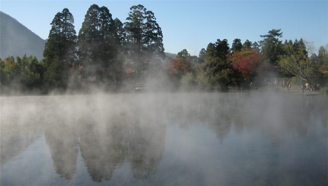 每到冬日，金鳞湖西面涌出的温泉，和东面涌出的清凉湖水，形成温冷各半的温差，清晨在湖面上泛起一层薄薄的迷雾