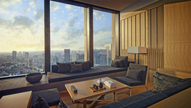 东京安缦的84间客房和套房都十分宽敞、现代，每一间皆可俯瞰东京全景图。