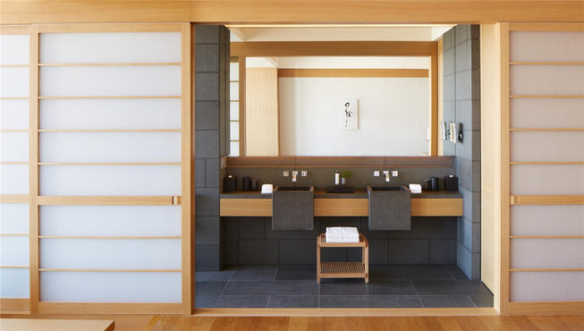 客房的室内设计中，大量使用了日本手工和纸，和纸与原木给人一种十分和谐的感觉。