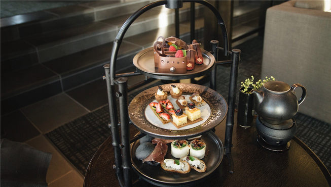 在33楼的安缦酒廊由巨大的落地窗勾勒出东京皇宫的美景，这里有著名的“黑色下午茶”，在此还能远眺富士山。