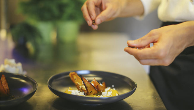 安缦餐厅食材质选优异，如鹅肝酱、鹿儿岛（或神户）牛肉、日本大葱和白萝卜等均精心筛选自日本各地优质产品，不可胜数。
