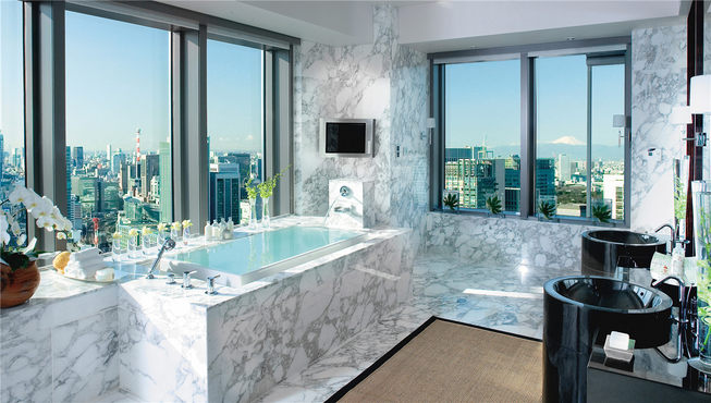 整个酒店的设计以“森林与水”为主题，秉承日本传统美学观。