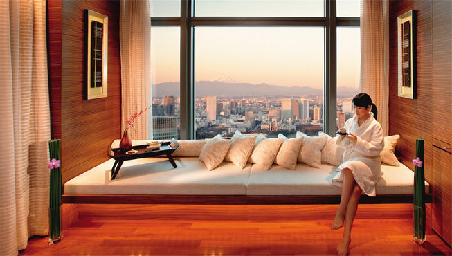 在房间里就可以领略城市天际线摄人心魄的壮美景观。