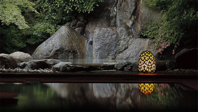 已有数十年历史的强罗花坛，作为箱根老字号温泉旅馆，原为闲院宫戴仁亲王别邸，后来加入罗莱夏朵家族。
