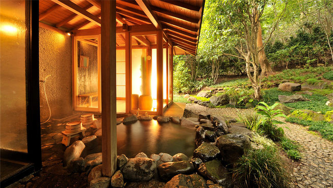 强罗花坛拥有三个源泉，其中两处由自家庭院中涌出，弱碱性的优质泉水对皮肤温和，且对体寒和恢复疲劳非常有效。