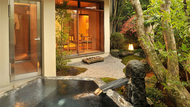 从一出房门早早排放好的浴衣，加上精美的浴池构造，让酒店的温泉体验变得风情万种。