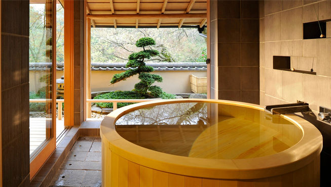 酒店的所有房间都是日式房间，布置却不尽相同，采用三进三出的设计。一进睡房，二进客厅，三进休息室以及一出鞋踏间，二出露天温泉，三出日式园林。