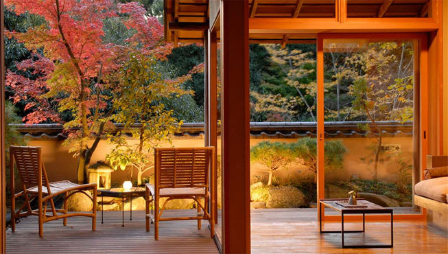 拉开箱式门望出去就是日式“盆景庭院”，来源于自然的实木结构，加之精心打理的“山水石林”将庭院的自然氛围发挥到了极致。