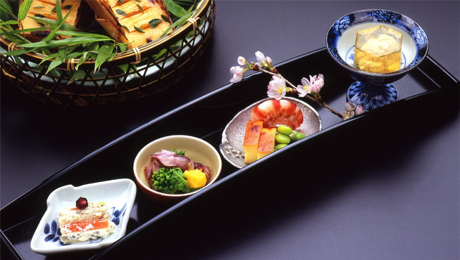 如果说温泉是箱根的主题，那么怀石料理则是这里酒店的文化，强罗花坛就是将这两者完美结合并传递给顾客的完美载体。